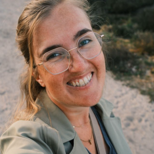 Tirza van Tirs Content & Creatie kijkt lachend de camera in.