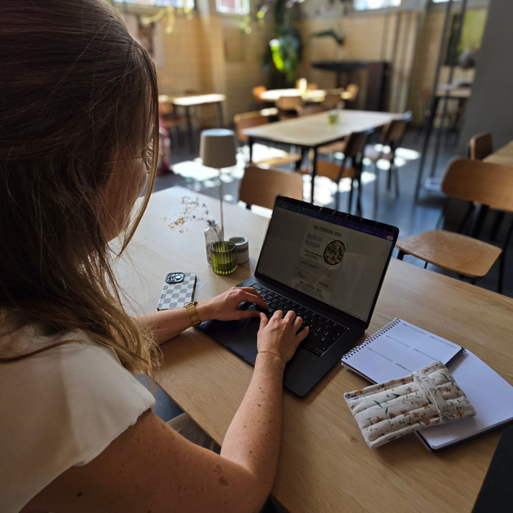Tirza werkt aan de contentplanning en vormgeving voor social media. Van idee tot plaatsing, alles op één plek geregeld.