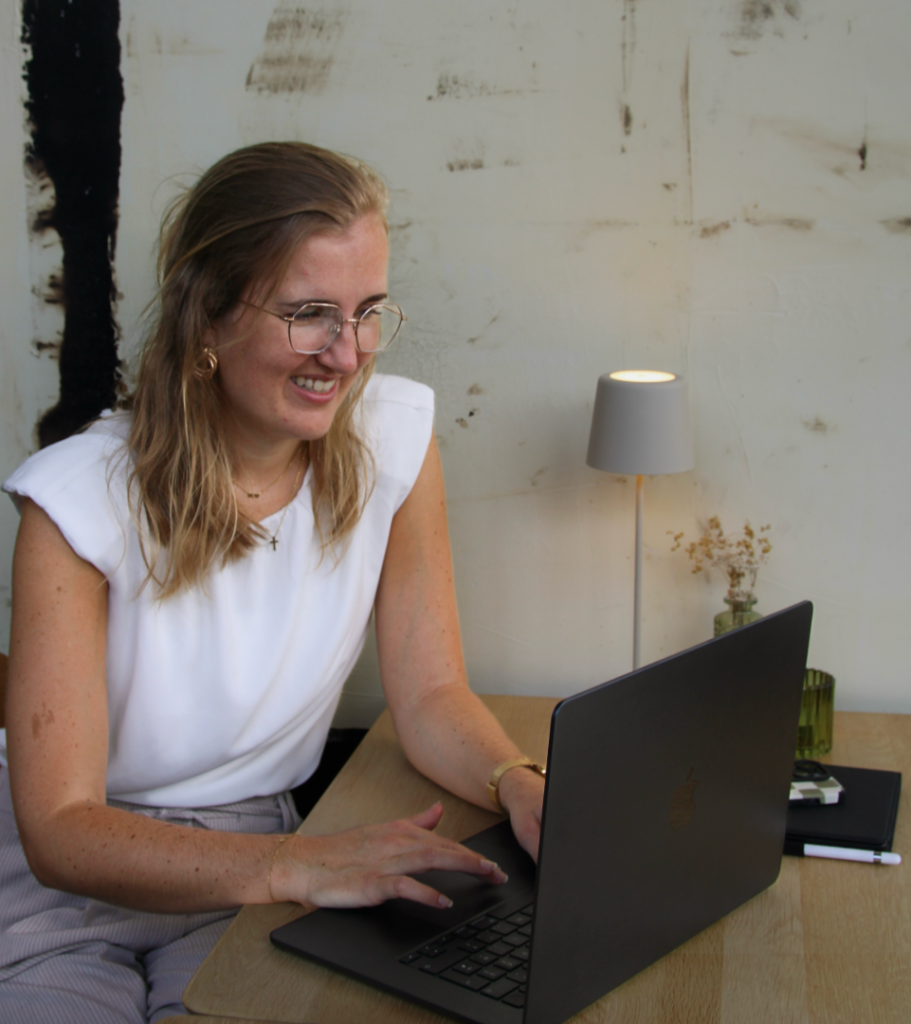 Tirza van Tirs Content & Creatie werkt lachend achter haar laptop