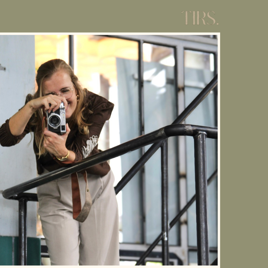 Tirza van Tirs Content & Creatie fotografeert met een camera