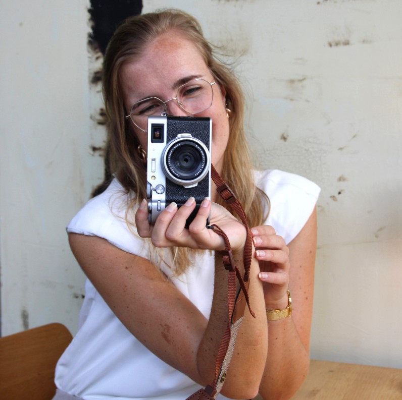 Tirza van Tirs Content & Creatie maakt een foto met een camera