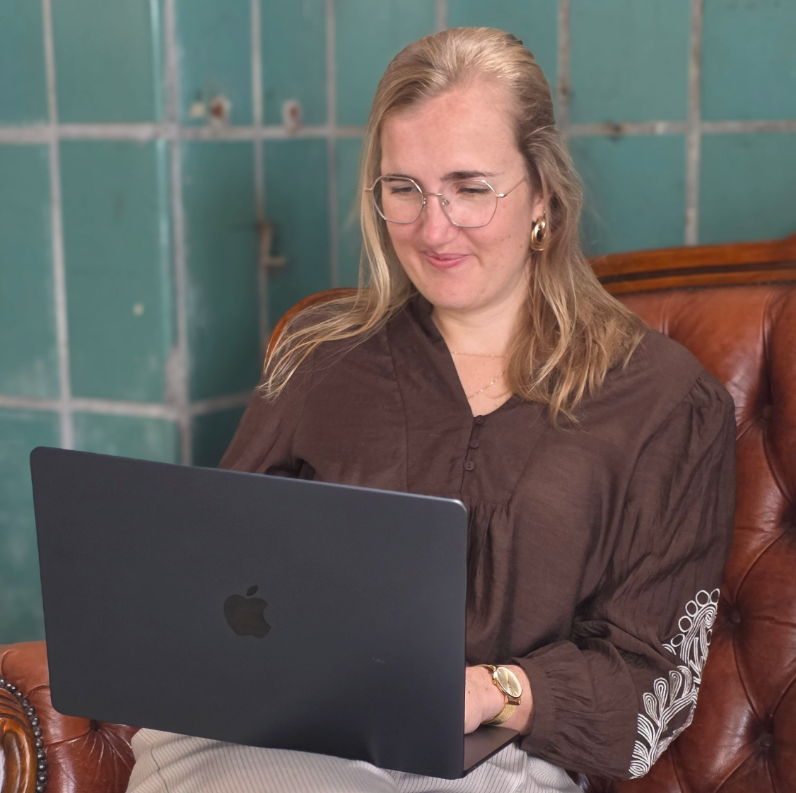 Tirza werkt op haar laptop aan contentcreatie voor ondernemers. Van strategie en ontwerp tot planning en plaatsing.