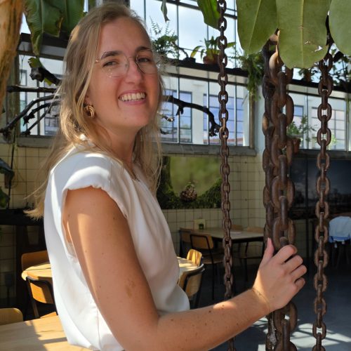 Tirza van Tirs Content & Creatie lachend tussen groen en kettingen